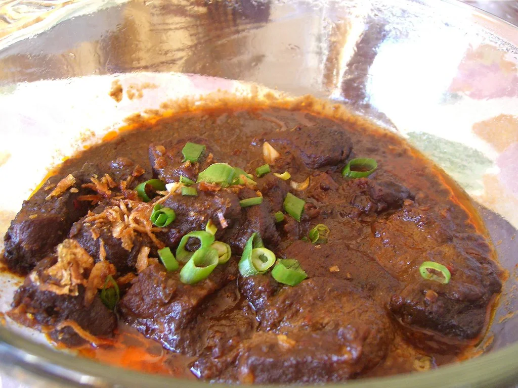 Plate of beef rendang with a dark, dry spice coating